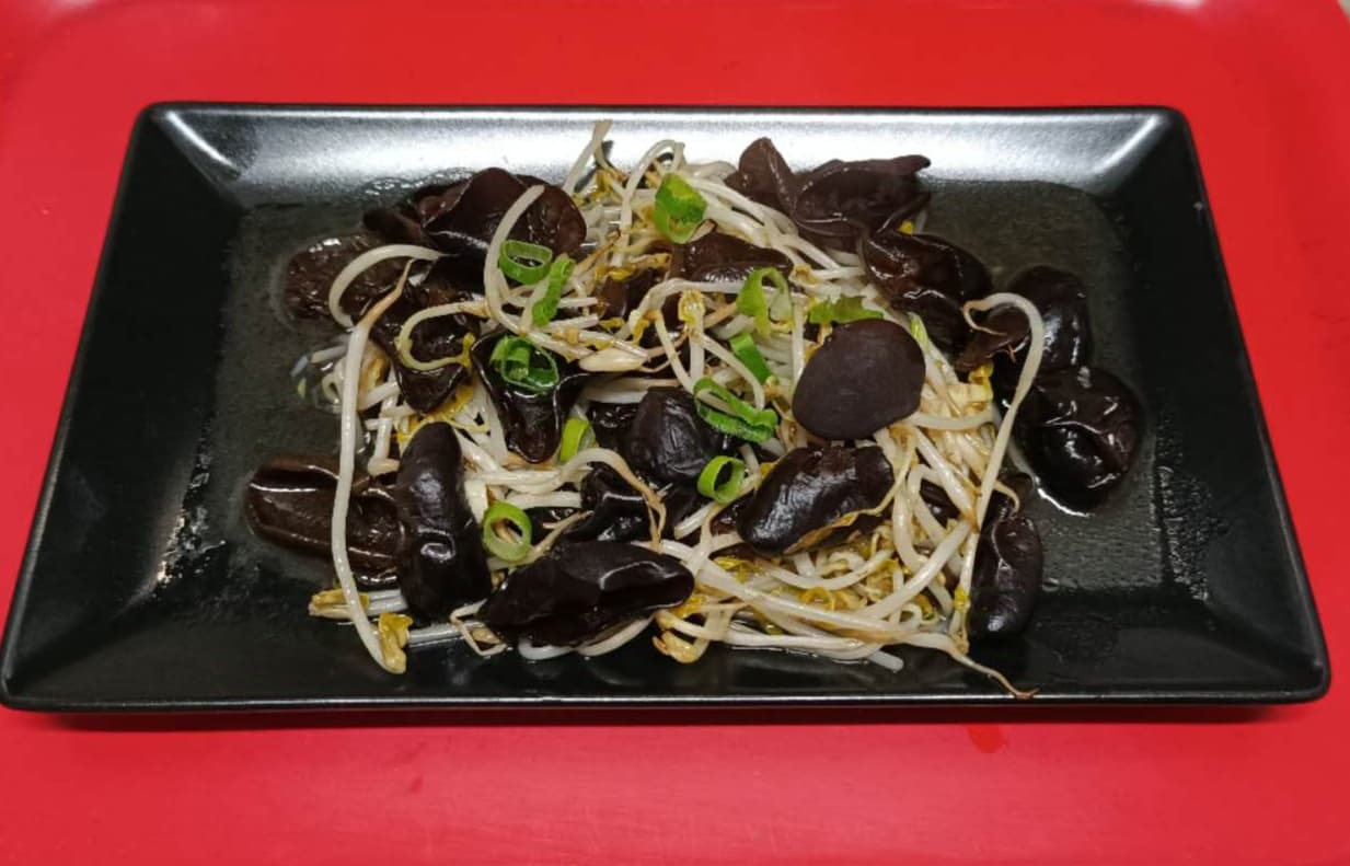 Germogli di soia con fungo nero