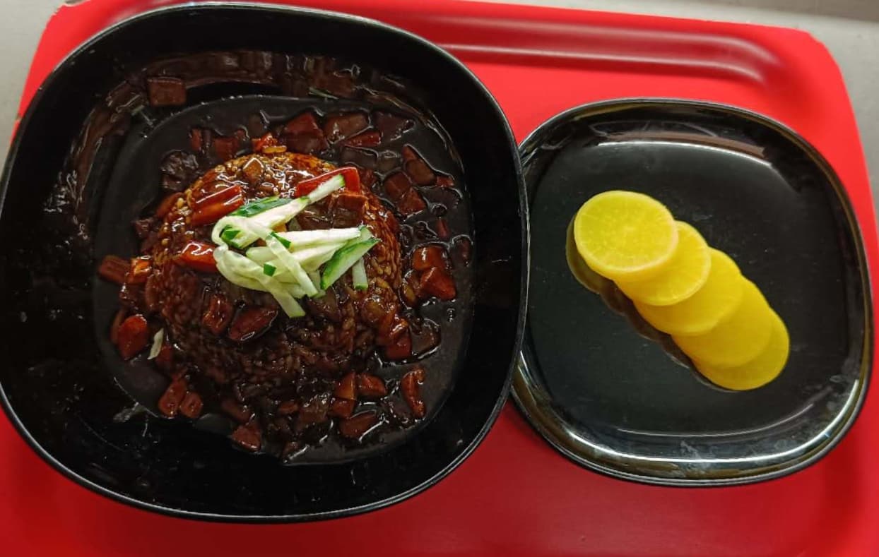 Riso con salsa di fagioli fritta coreana (Jjajangbap)