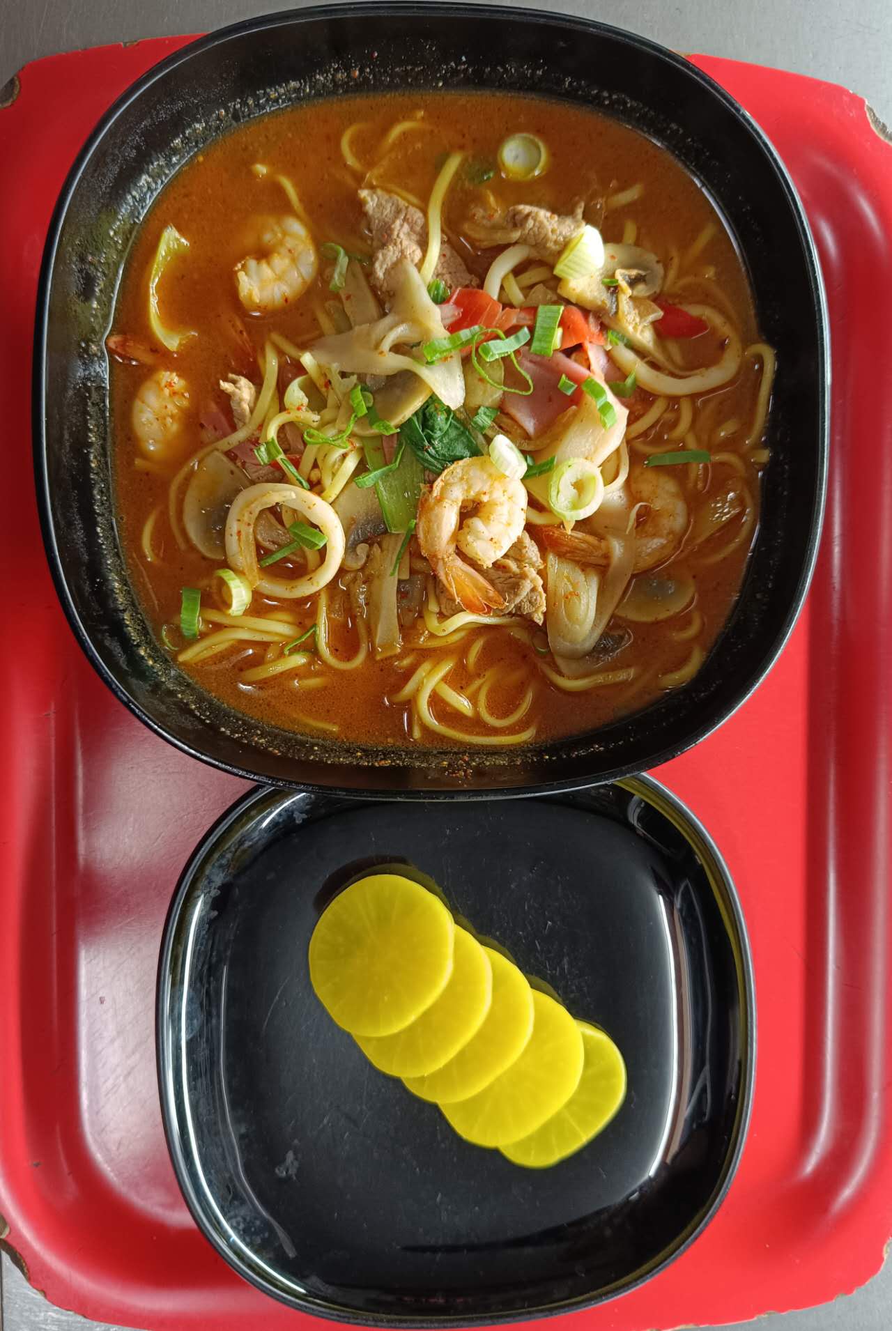 Zuppa spaghetti con frutti di mare coreana (Jjamppong)