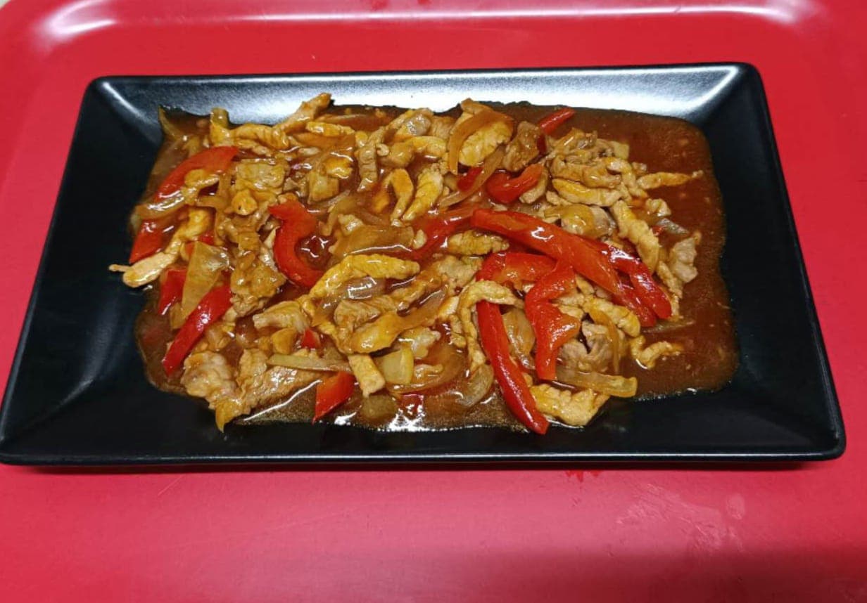 Maiale piccante con cipolla e peperoni