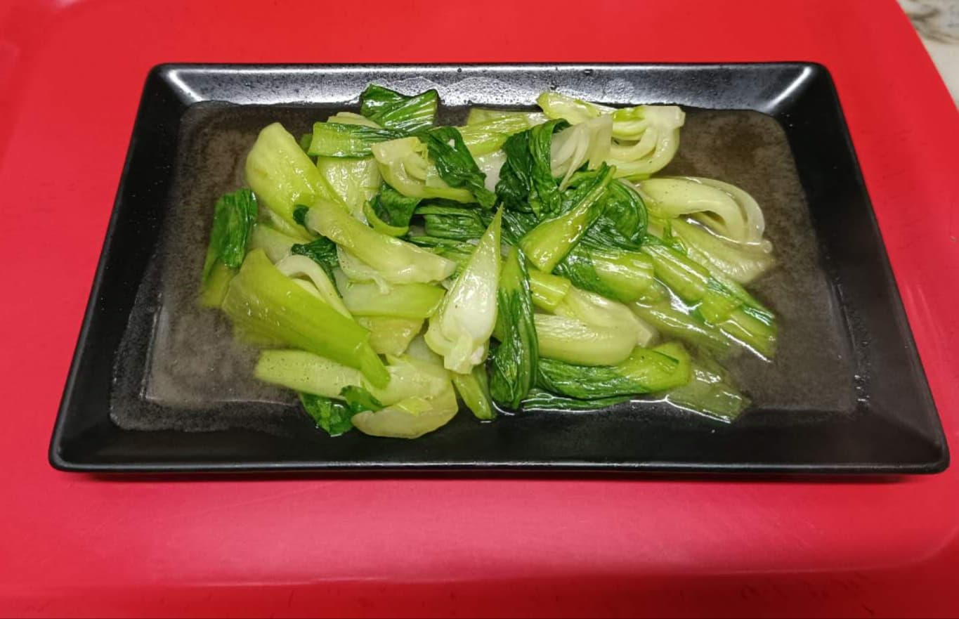 Verdura verde (Pak choi saltato)