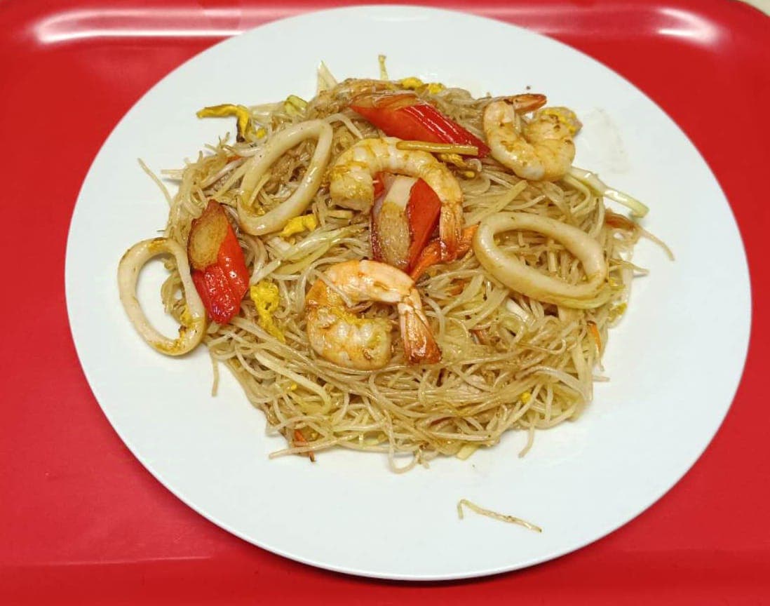 Spaghetti di riso con frutti di mare