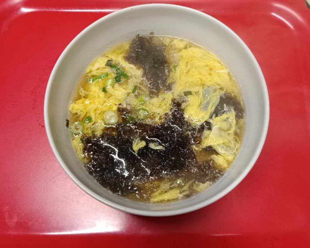 Zuppa con uova e alga marina essiccata