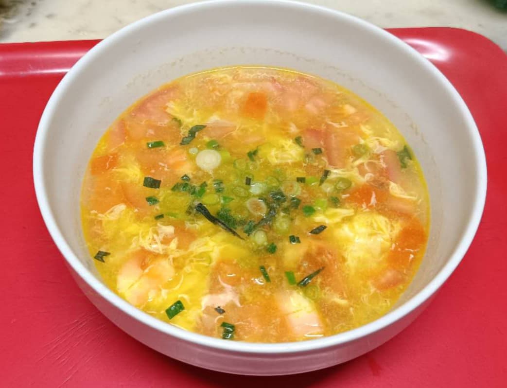 Zuppa con uovo e pomodoro