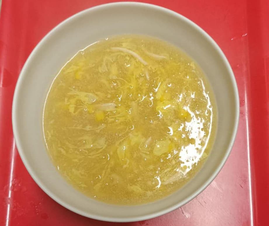 Zuppa con pollo, mais e uova