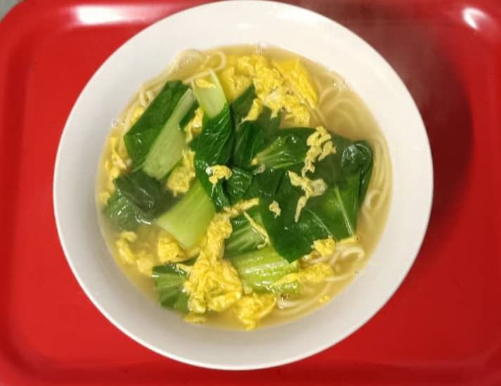 Zuppa spaghetti normali con uova e verdure