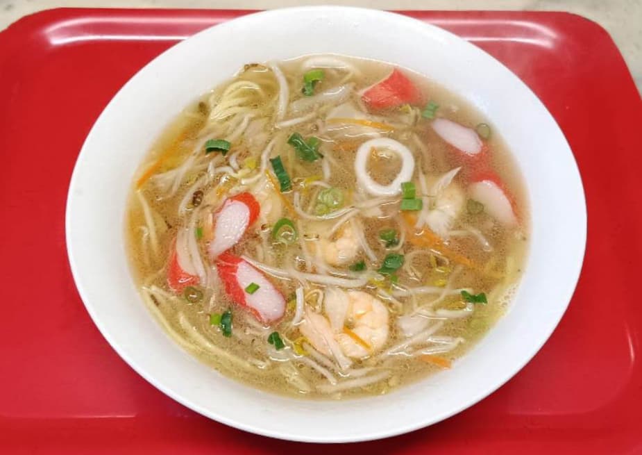 Zuppa spaghetti normali con frutti di mare
