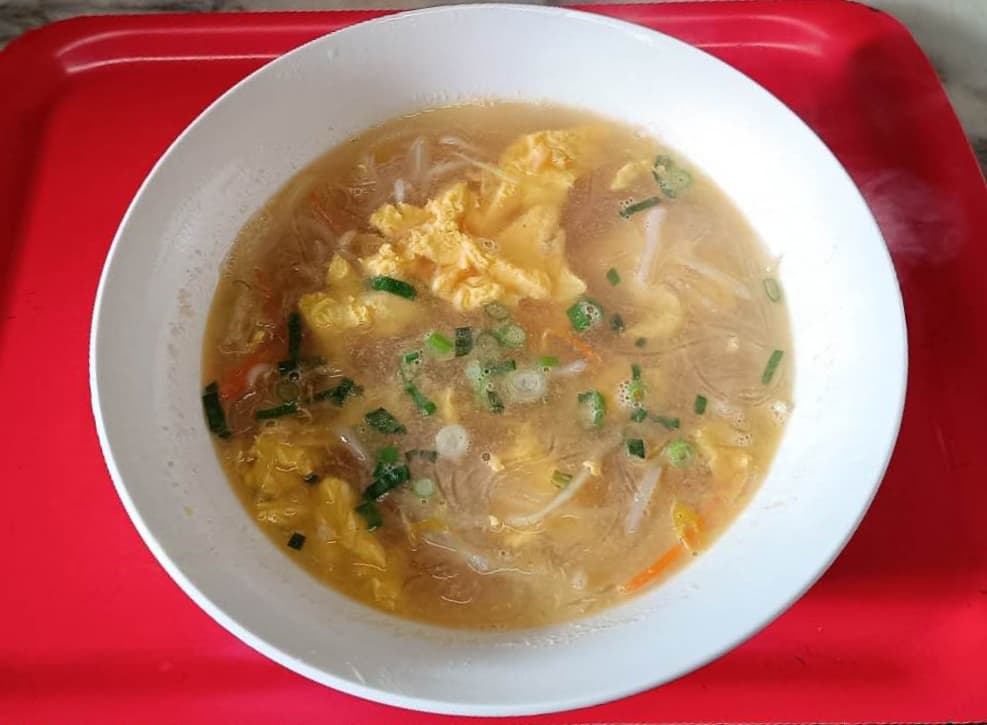 Zuppa spaghetti di soia con uova e verdure